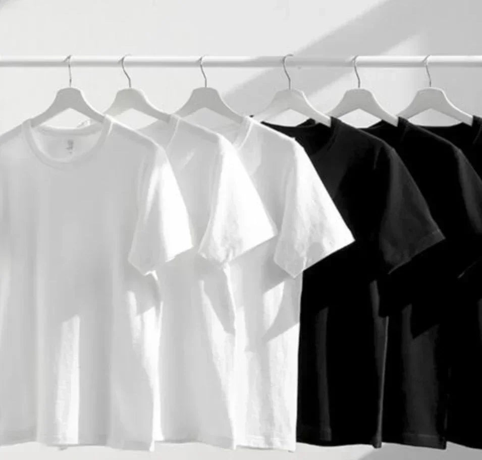 メンズTシャツ - 白と赤の翼のデザインが入ったブラックカジュアル半袖トップス。普段使い、ジム、パーティーに。