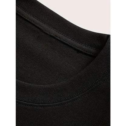 メンズTシャツ - 白と赤の翼のデザインが入ったブラックカジュアル半袖トップス。普段使い、ジム、パーティーに。